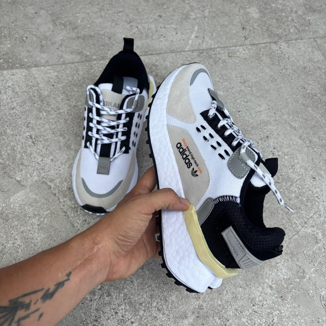 ADIDAS SIKAGE